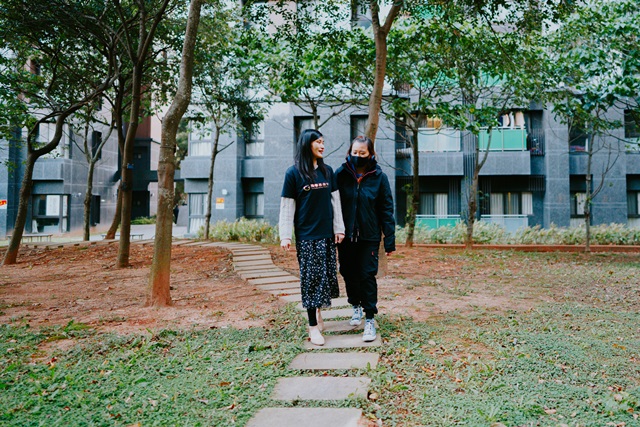 勵馨基金社工為婦女介紹社會住宅的生活環境。