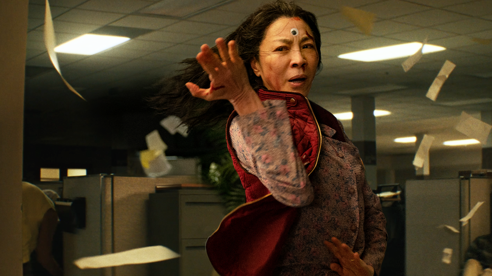 從選美小姐到武打女星，60歲在奧斯卡封后的楊紫瓊，走過什麼樣的演藝之路？