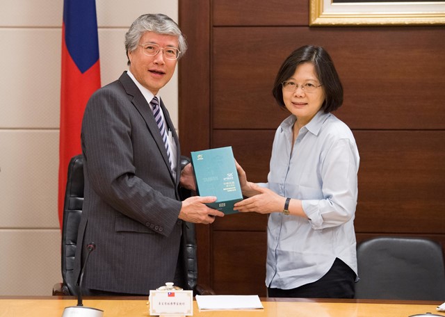 辜朝明曾擔任過一段左右國際關係的「密使」人生。成為「密使」，似乎是歷史賦予辜家的宿命。圖為蔡英文接見辜朝明。