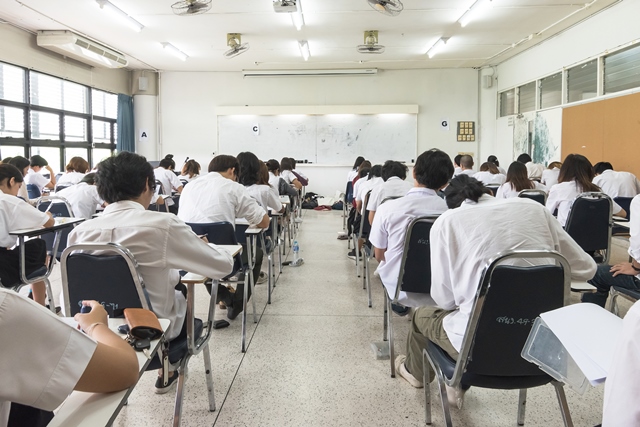 如果要一勞永逸解決師長霸凌學生的問題，或許需要先了解訊息不對稱、集體犯罪的現象。