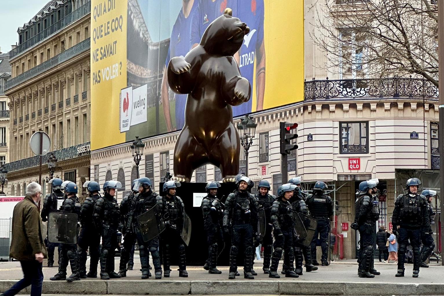 法國強制通過退休改革法案，不少法國人罷工示威。圖為警察在巴黎第9個大規模罷工日維安。