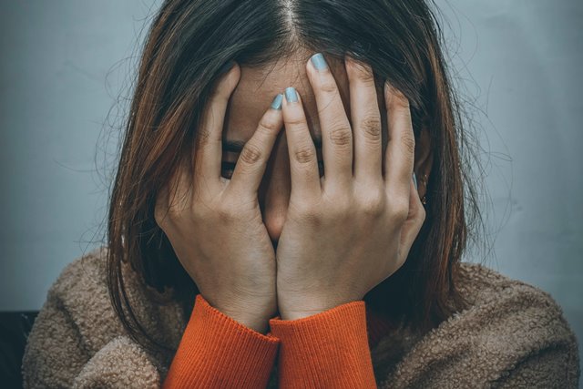 貧窮的女子們只能選擇可以立即開始、廉價而不安定的工作，而這又再次奪走她們的時間和體力，形成一種惡性循環，讓她們沒有餘力為了找到更好的工作去投資自己。