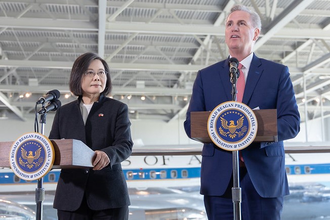 台美間的「非官方關係」已走向實質化。圖為總統蔡英文出訪友邦時，與美國眾議院議長麥卡錫會晤，並與跨黨派議員進行雙邊領袖會議。