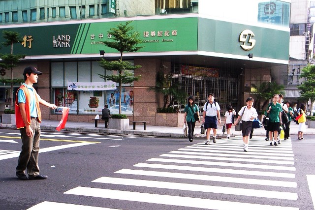 老師必須在教學工作本職之外，冒著生命危險在路口執行導護工作，就像消防員的「捕蜂捉蛇」業務，本不是他們的工作，卻因為習慣、好用，所以成為自然。