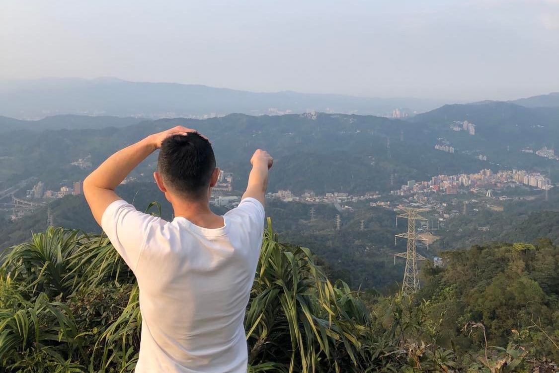 八旗文化總編輯富察出生成長在中國東北，到上海求學就業，近10多年結婚來台定居，出版了許多與中國當前史觀相左的書，近期回中國時被「失聯」。