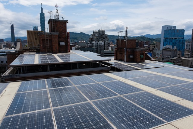 台北市大安區信義新城社區的屋頂裝上太陽能板，不僅省水、省電、省荷包，每年還能發給住戶1萬元！