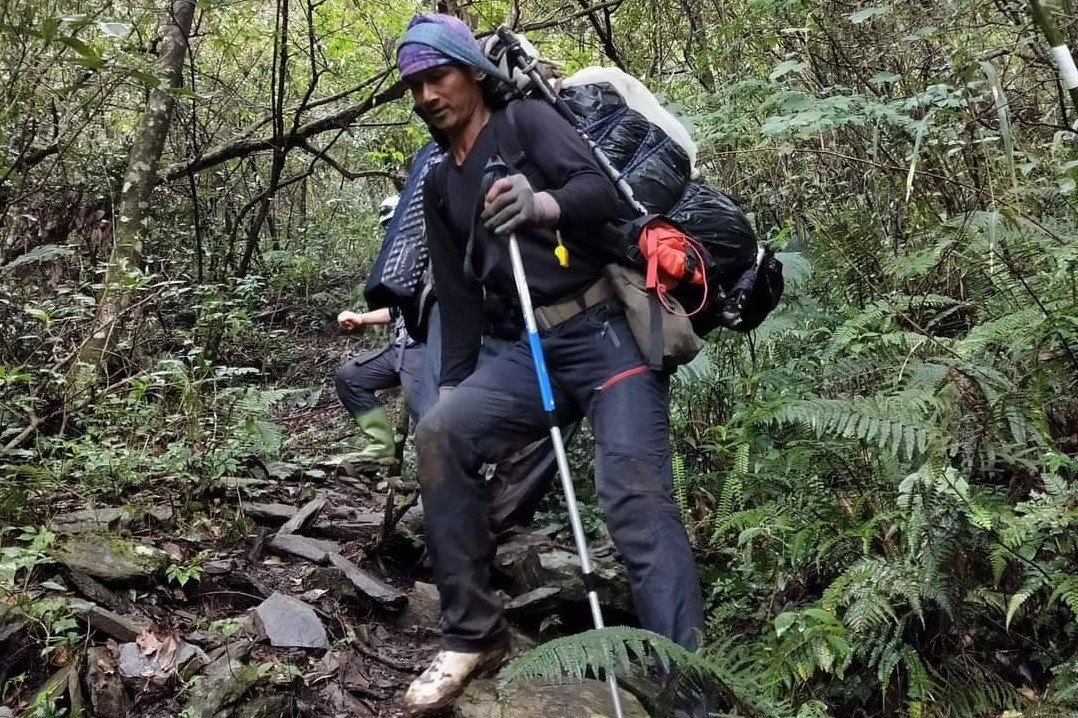 魯凱村名為Karamumudisane卡拉茉茉（佳暮村部落）的村長Lavakaw徐仁輝，在中級山環境背負山難成人遺體回家。