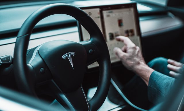 隨著自動駕駛汽車和其他相關的未來技術在世界中出現，我們將遇到倫理中的困境。