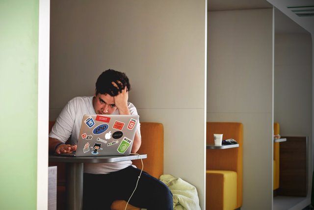 大學多元的升學管道，讓不同背景的學生進到學校，卻用主流的、以成績為依歸的方式，評價他們的資格、權數，產生不同的機會選擇。