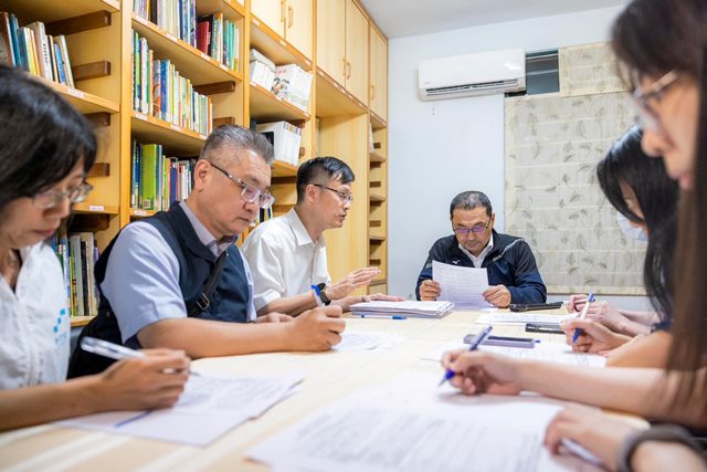 板橋幼兒園疑似餵藥事件延燒，並延伸出新的風波。圖為侯友宜於事件專案辦公室聽取報告。