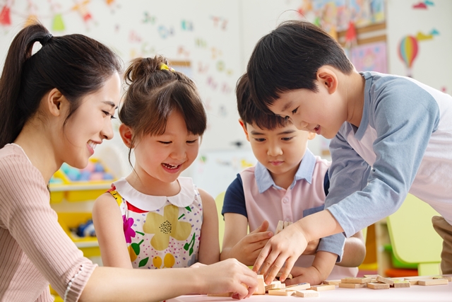 新北幼兒園疑似餵藥事件，凸顯老師照顧幼兒午睡的專業度不足，完全與幼兒園的服藥委託機制無關，政府卻把重點放在加強管制服藥委託制度。圖非當事人。