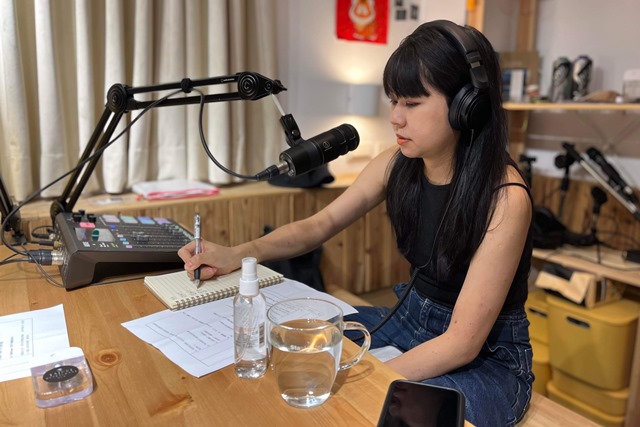 《一手故事》Podcast，邀請受訪者親聊自己的人生故事，這不僅成為當事人抒發的窗口，也為聽眾梳理或提供建議，互相療癒。