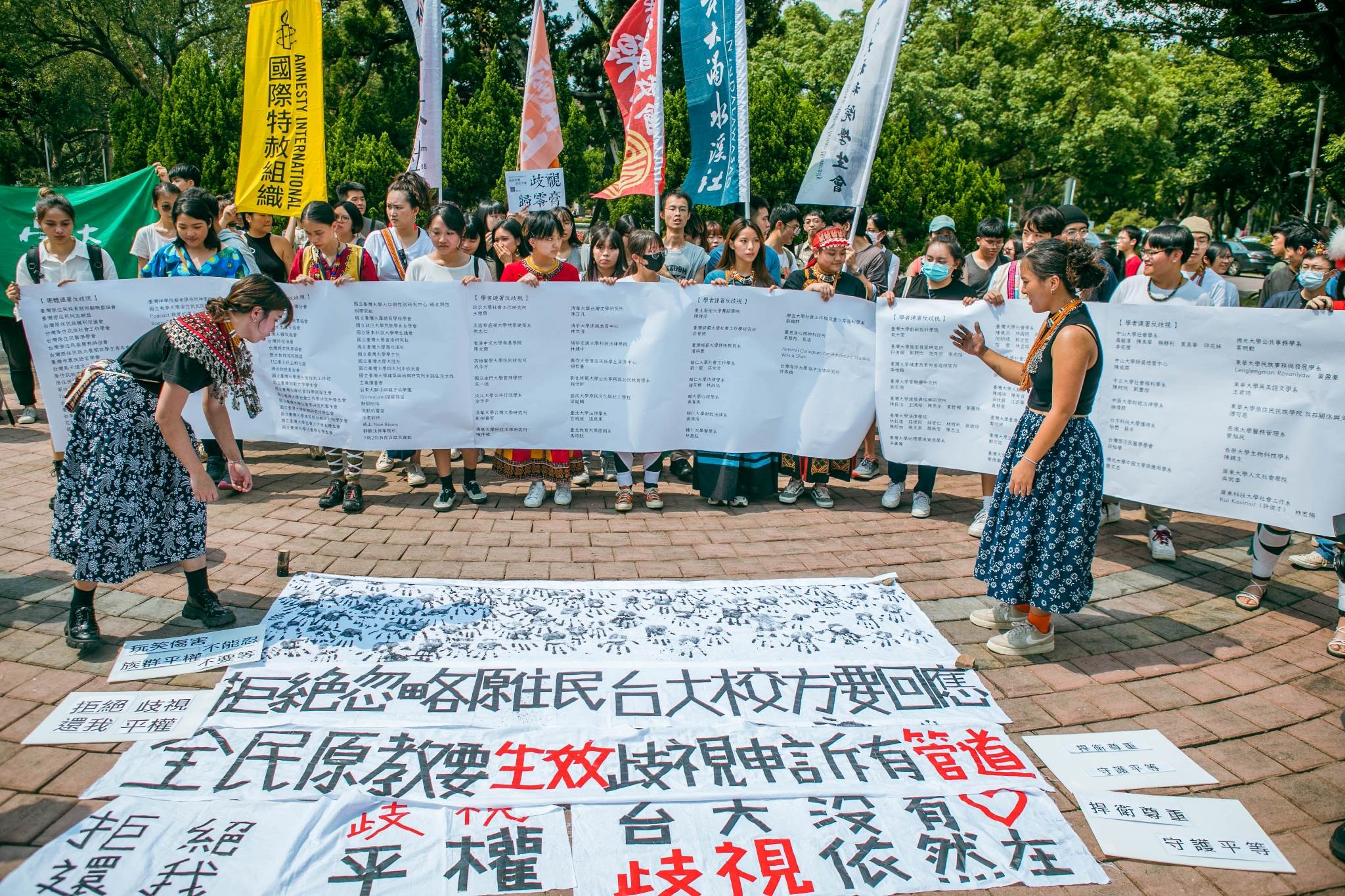 5月26日，學生於台大行政大樓廣場前遞交反歧視意見書與連署書。