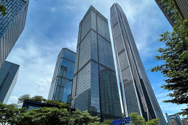 不管怎麼樣，你可以漠視深圳的發展，但深圳卻以自己的姿態站在世人的眼前。圖為深圳市區街景。