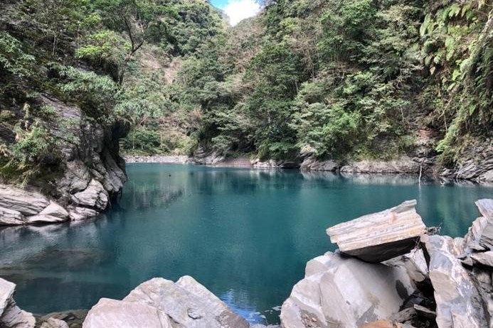 豐坪溪崩塌地後方的堰塞湖。崩塌的土石創造了寧靜的湖水，但也承載了災害的危機。