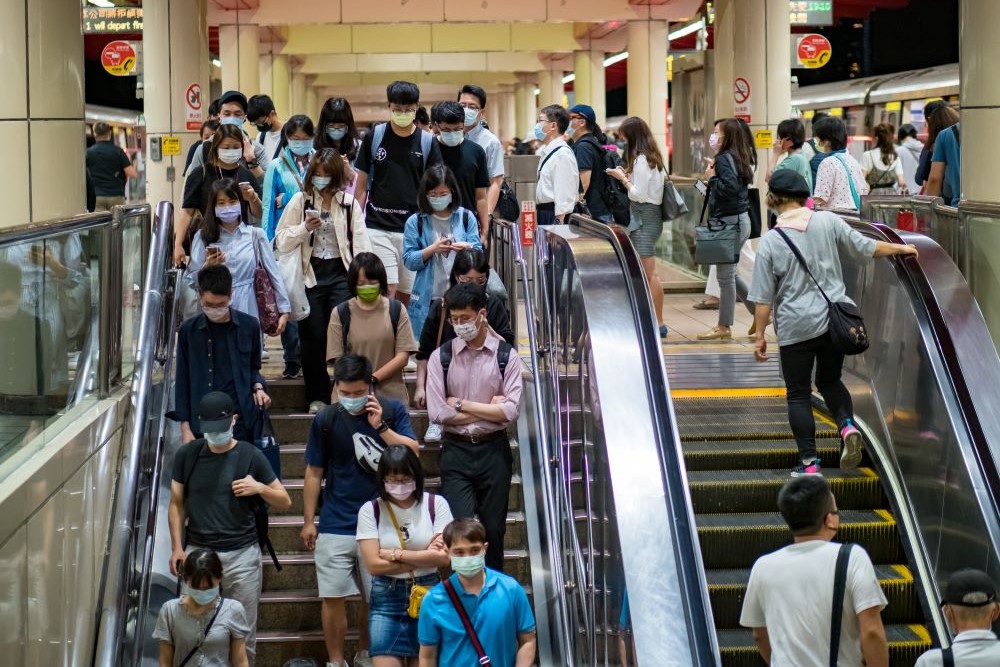在各式各樣的演習中，台鐵員工要如何以旅客疏散第一優先？他們真的知道自己被民防制度賦予的任務、以及自身的處境嗎？