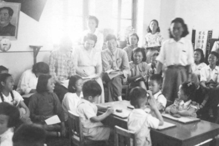 1950年代初期，戈林娜（Galina，後排坐著的白衣女士）在北京師範大學指導幼兒班教學。