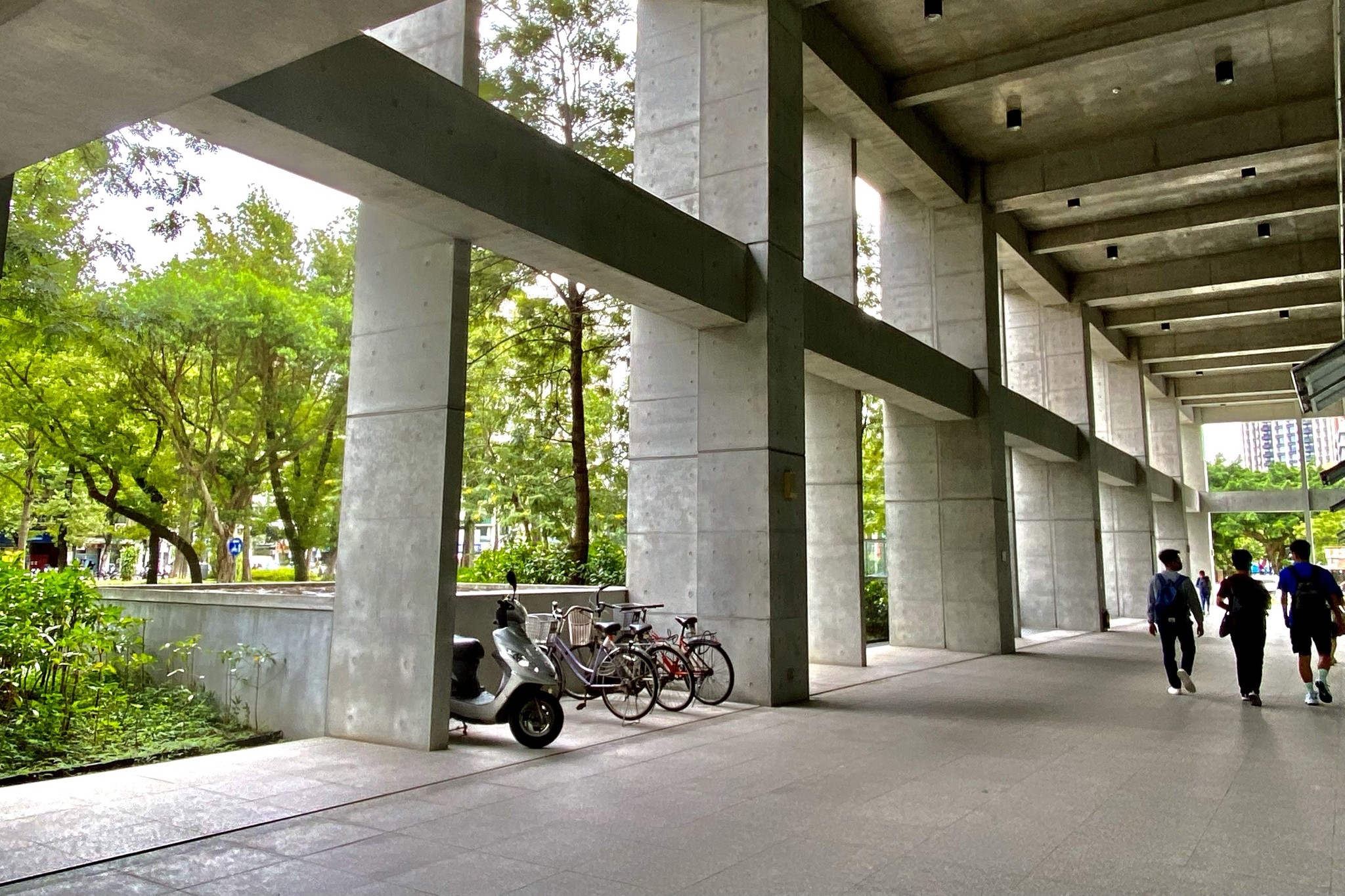 囿於大學建設營運預算，各院系根本不足以負擔所有的建物保存、修復費用，但努力突破障礙、讓學校能有充沛資源好好維護門面，難道不應該是校長的責任嗎？