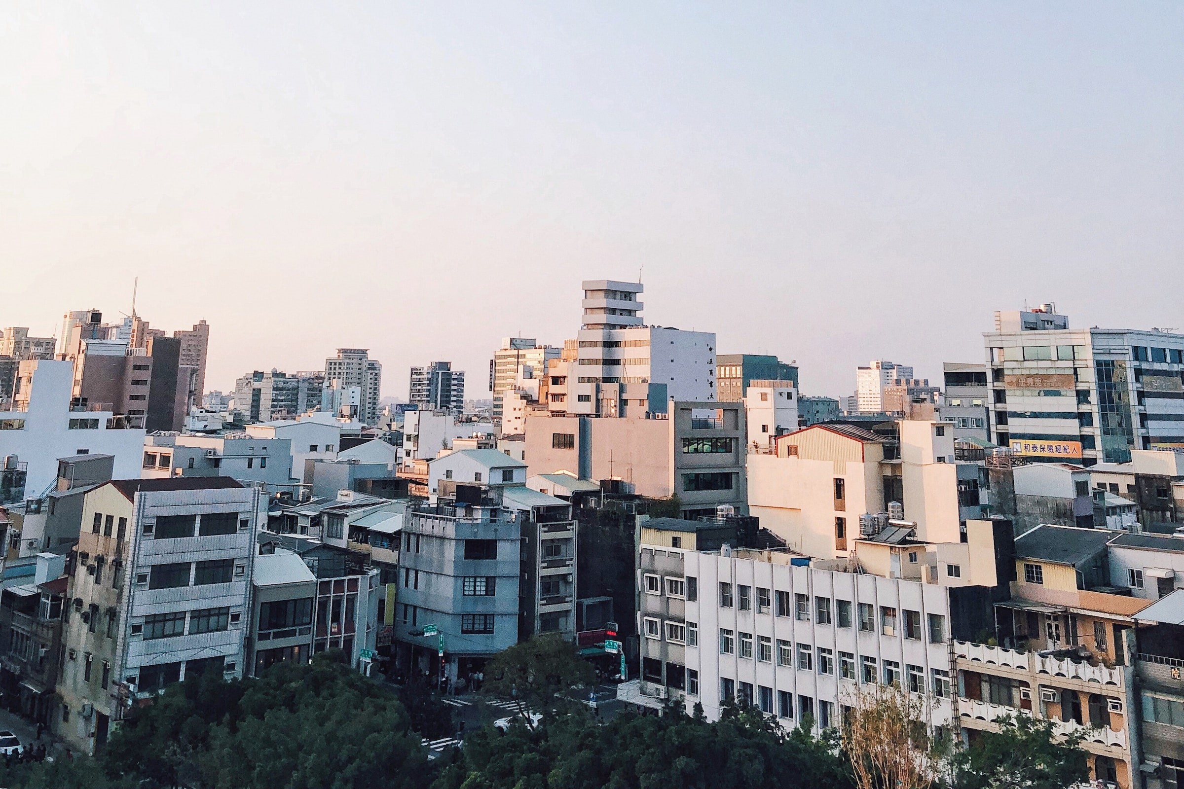 社會住宅除了實踐居住正義，作為國家興建的建築物，也有淨零減碳的責任。社會住宅運用空間設計，會如何直接或間接帶動淨零生活的實踐呢？