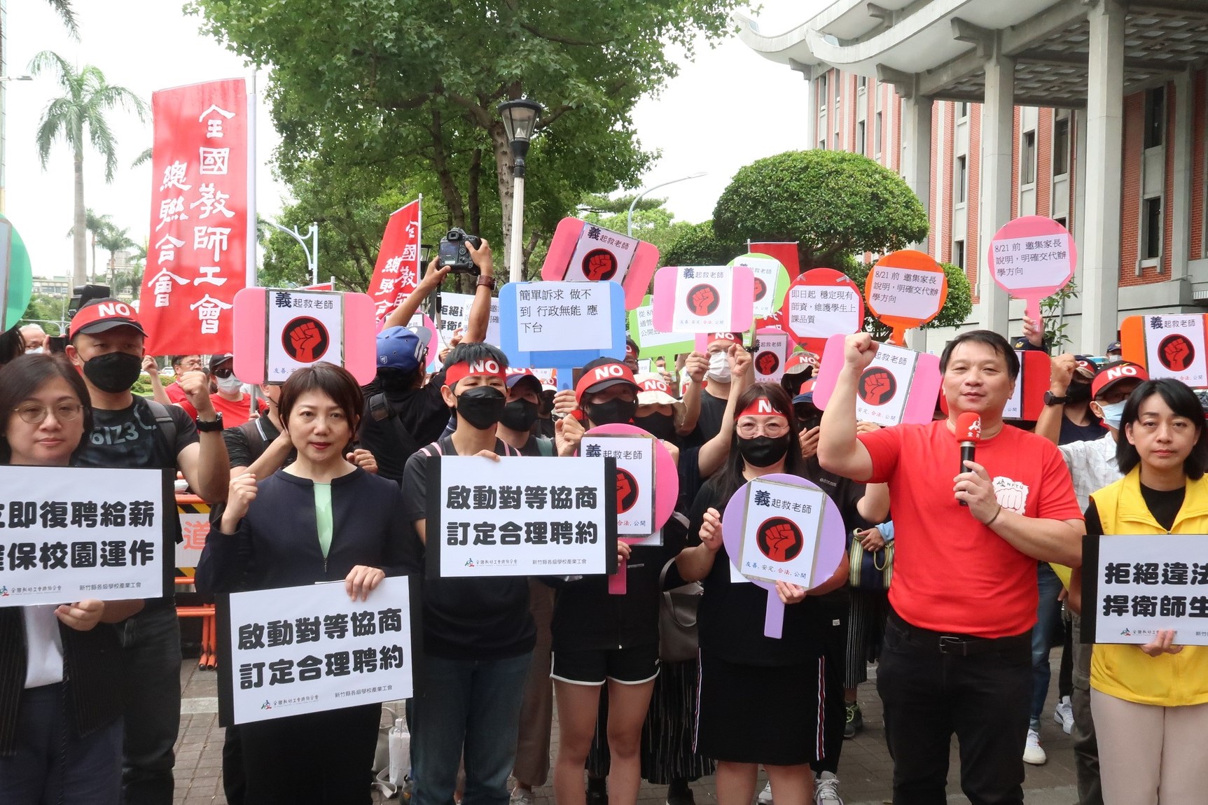 義民中學「違法解聘之亂」，不僅師生家長發動抗爭，朝野多位立委也積極協助教師，主管機關更同聲要求校方復聘教師，以維護師生權益。