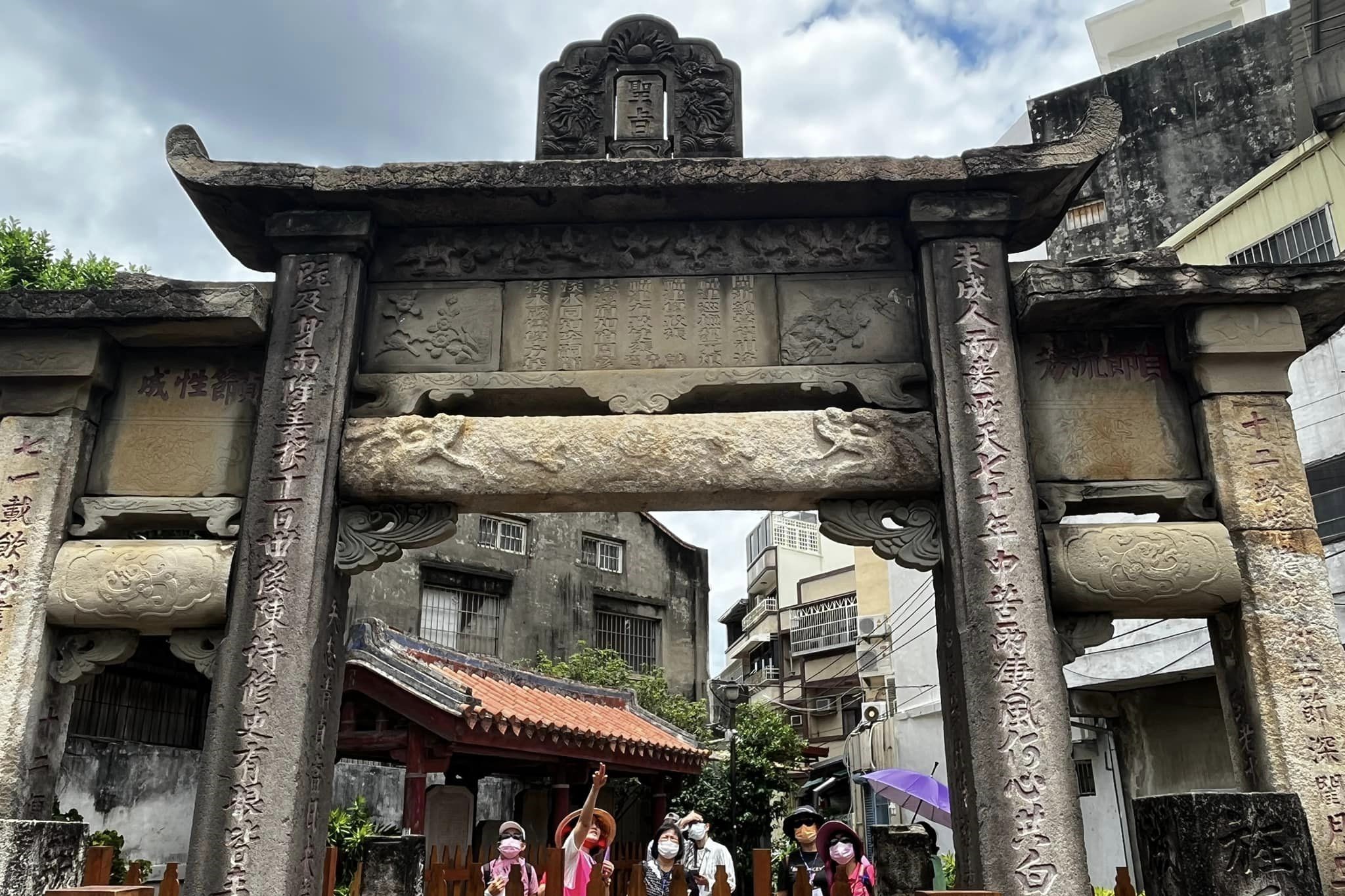 「她說，大甲．女子路」導覽，玉芳與民眾敘說貞節牌坊的百年前故事。