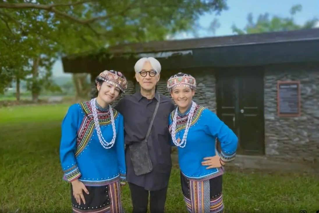 坂本龍一到訪台灣時，曾現場聆聽布農族人合唱的「祈禱小米豐收歌」（布農族語Pasibutbut，俗稱「八部合音」），並表示這是他在台灣聽過最喜歡的聲音。