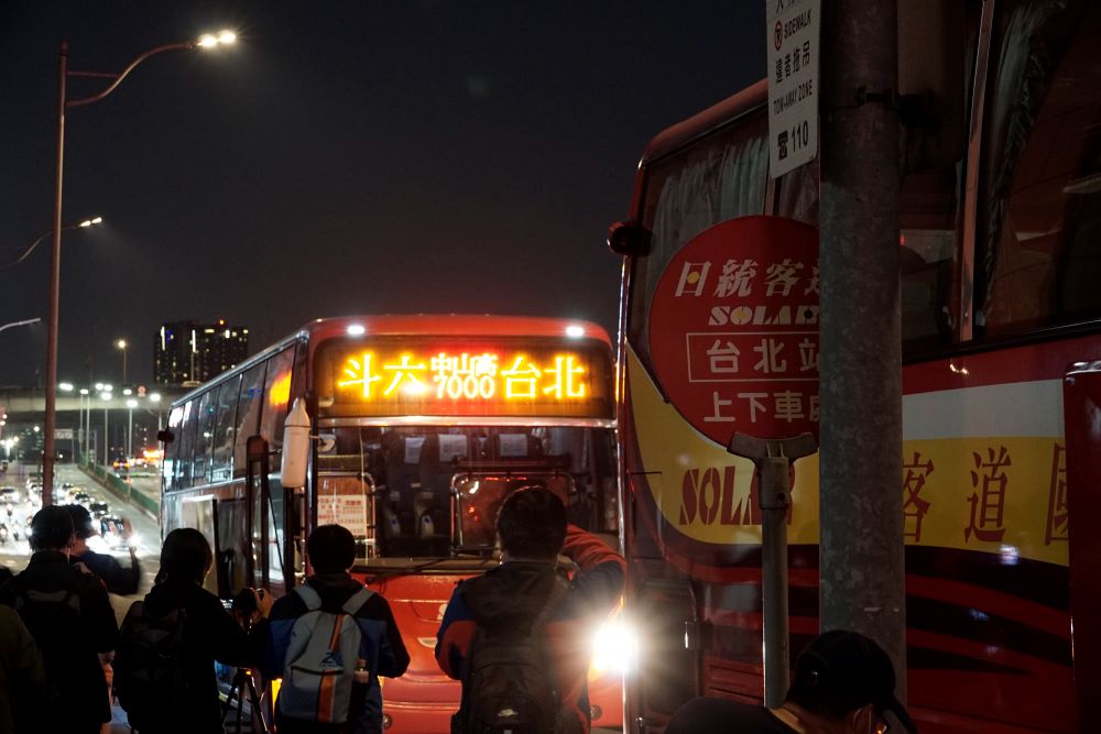日統客運停駛日，民眾到車站送行。