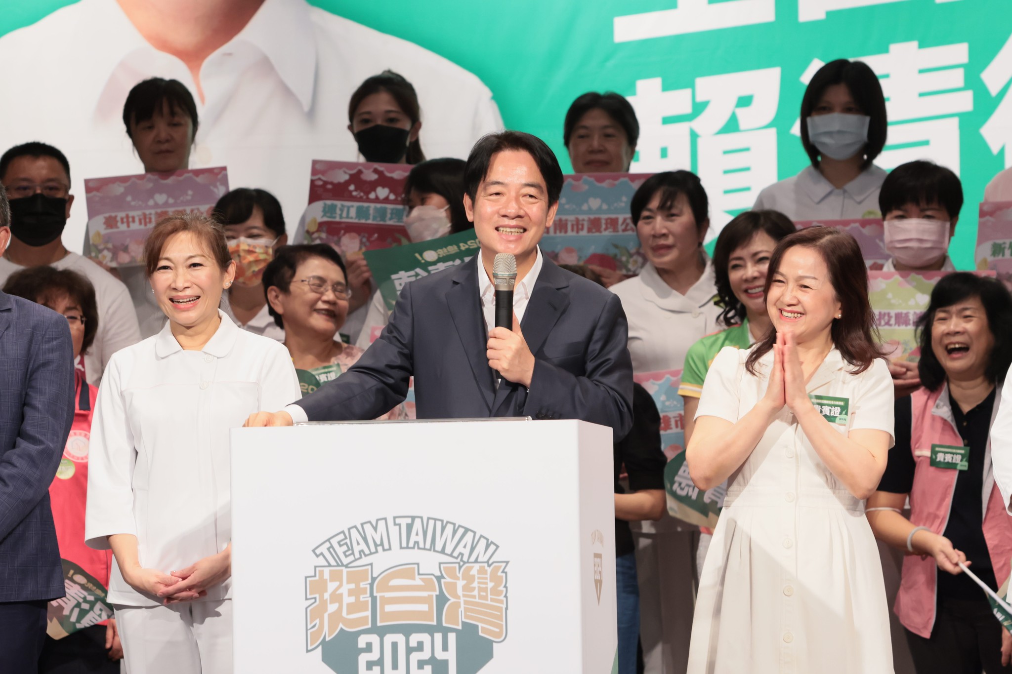 隨著競選活動越來越熱烈，總統候選人在各大公開場所現身、參與政治活動，但「政策辯論」一直都相當匱乏。