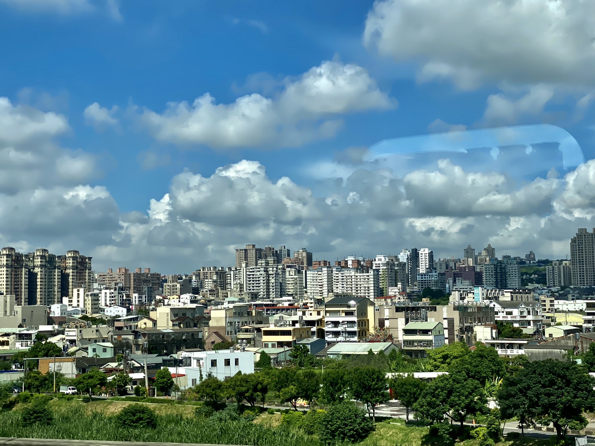 我們誤以為快速補助就可消除不滿、弭平缺憾，但更重要的其實是規劃好如何讓地方建設更新，讓國家建設升級，這些花費也應是拉近不同城鄉的社經落差、提升整體環境品質與生活素質的途徑。