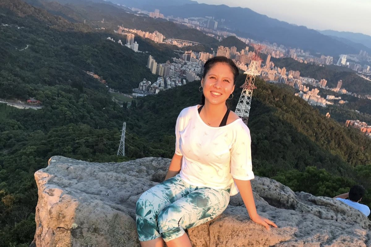 睿家之所以能輕鬆自在，正因為時時刻刻的積極行動，讓她得以對「未知的變數」選擇臣服；而隨時隨地打開心眼觀察他人的優點與付出，升起的感恩之心同時召喚幸運之神的來到。