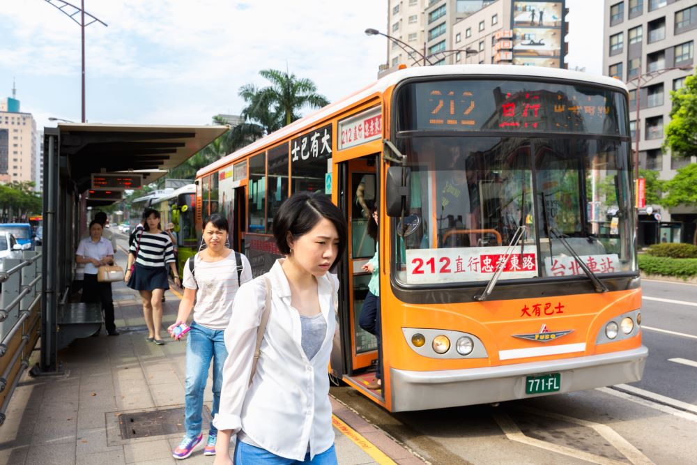 搭公車的好處就是每次出門都會給自己較多時間上的從容，搭公車的理由除了較省錢，也可以避開搭計程車的空間壓力跟那種被迫要跟司機聊天的社交恐懼症。究竟在南北搭公車有什麼差異？