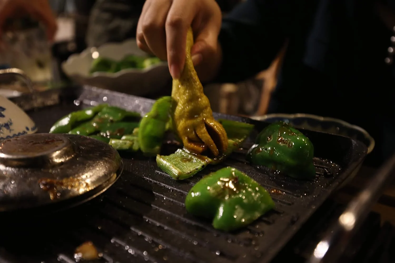 烤肉製造非常多的一次性垃圾，不如來個「無塑烤肉挑戰」，看我們是否能從頭到尾，盡可能不製造垃圾，完成任務？圖為柚子製烤肉刷。