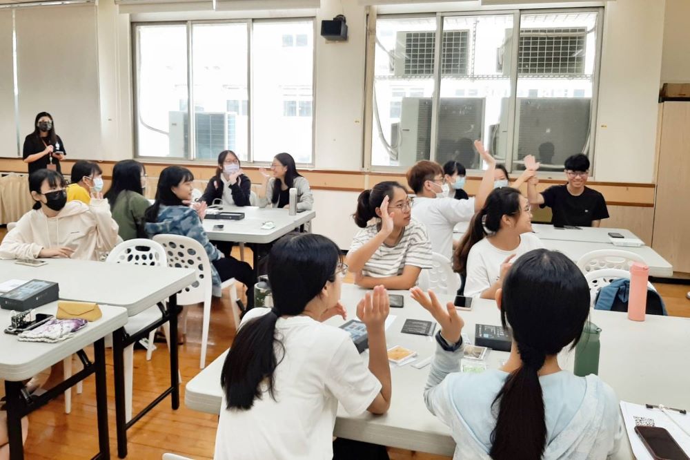 年輕人的關係變化迅速而激烈、親密關係暴力案例增加、以及過於依賴網路，因此較不善於現實生活的溝通與相處等等。而身處其中的他們，也常常感到困惑不已、甚至傷痕累累。