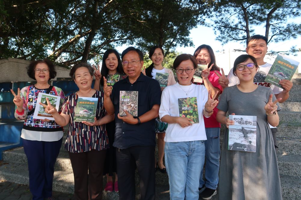潘祈賢老師社大學員及行政人員合照。