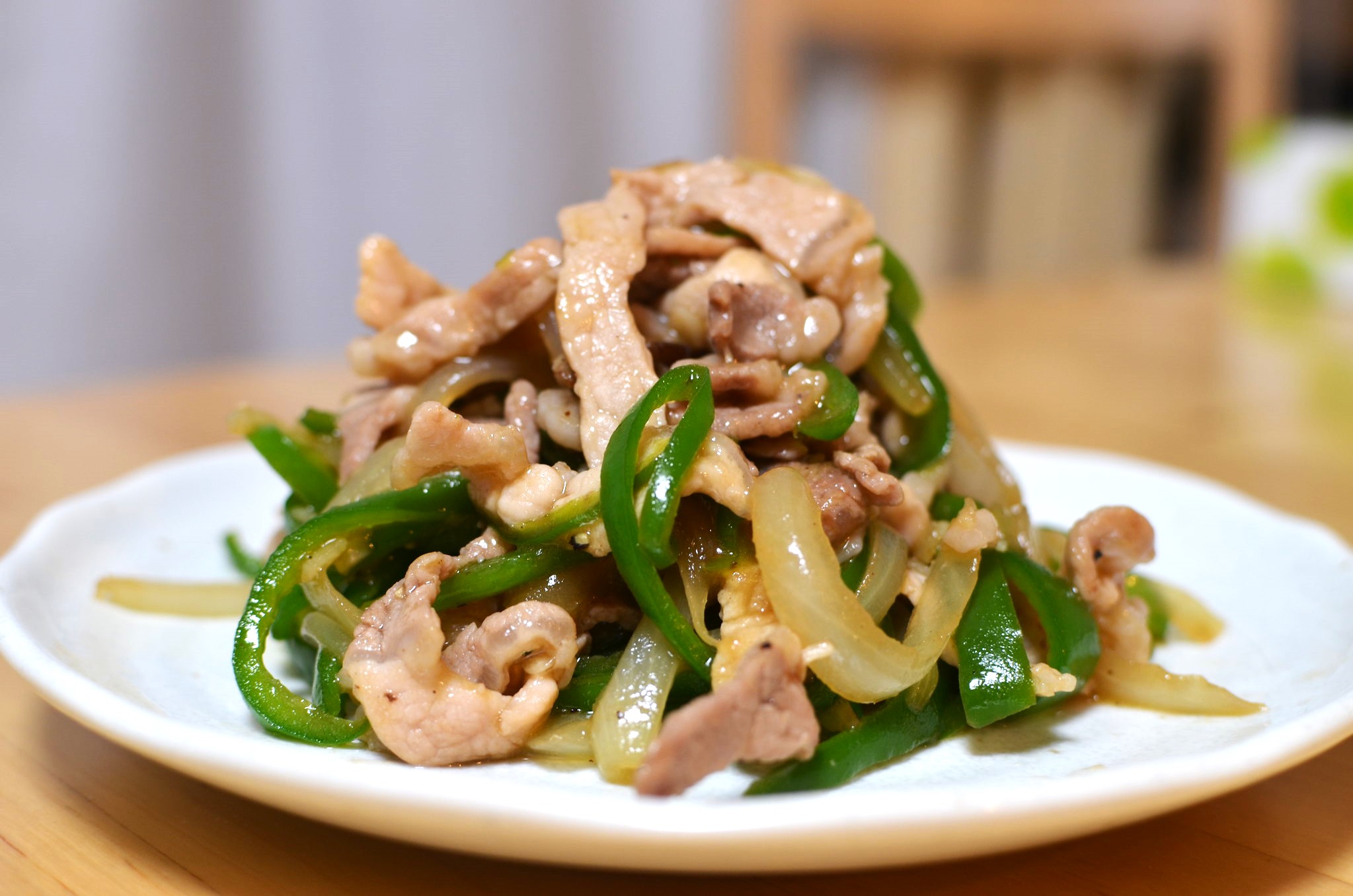 青椒肉絲這盤菜大受國人歡迎，也一般用漢字來書寫其菜名，但是普通日本人則完全不知道青椒肉絲的「絲」其實是絲綢的「絲」。