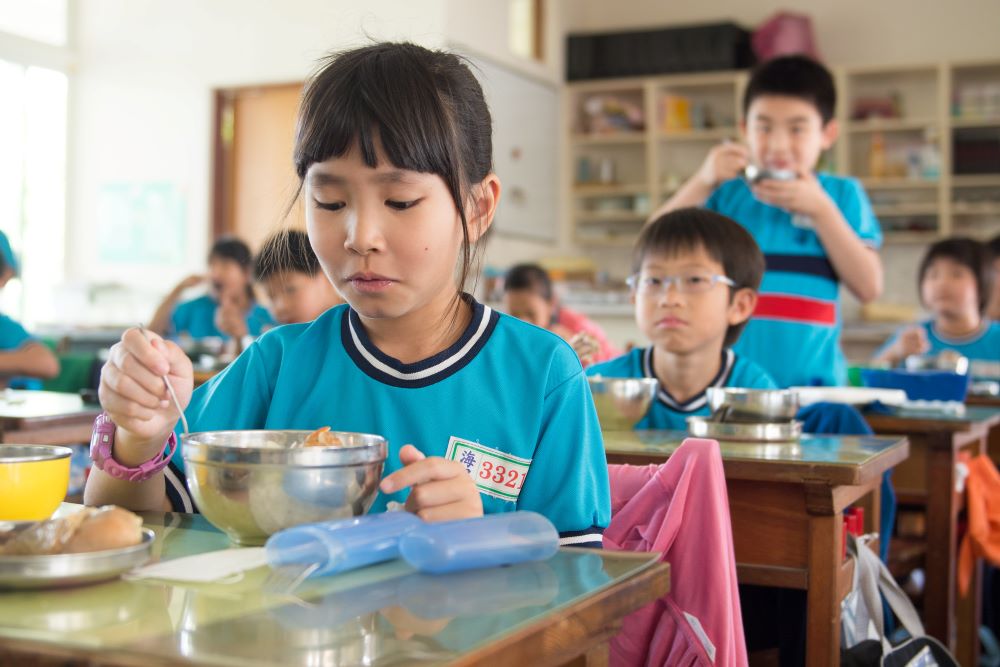 目前在營養午餐在中小學的普及率已高達9成9，然而實際面貌是如何呢？