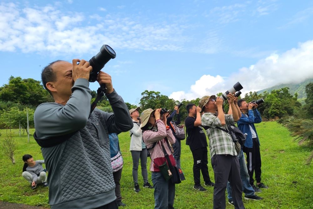 宜蘭社區大學以宜蘭在地知識為優先，涵蓋本土語言、田野踏查等，帶領學員關懷鄉土。圖為鳥類認識與觀察課程。