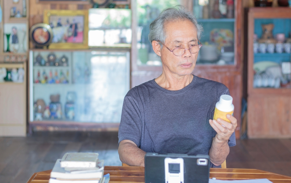 長輩討厭就醫，堅持不吃藥，卻深信各種市場傳說與民間療法，你家是否也有這樣的狀況？