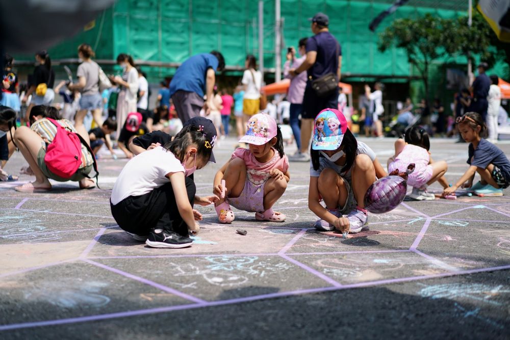「瘋北大兒童上街趣」現場，小孩自由取用地板粉筆在馬路上大畫特畫，恣意揮灑。