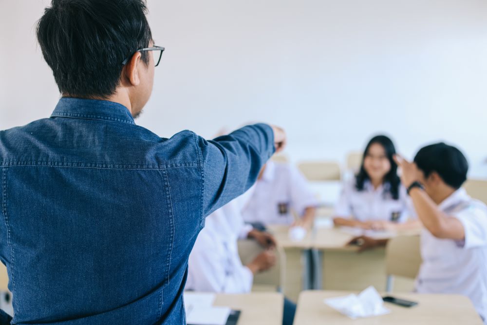 不管是為人「師」者的自我暨群體定位，或是兼含人格養成與知識內涵的「道」，都仍須意識型態除魅。