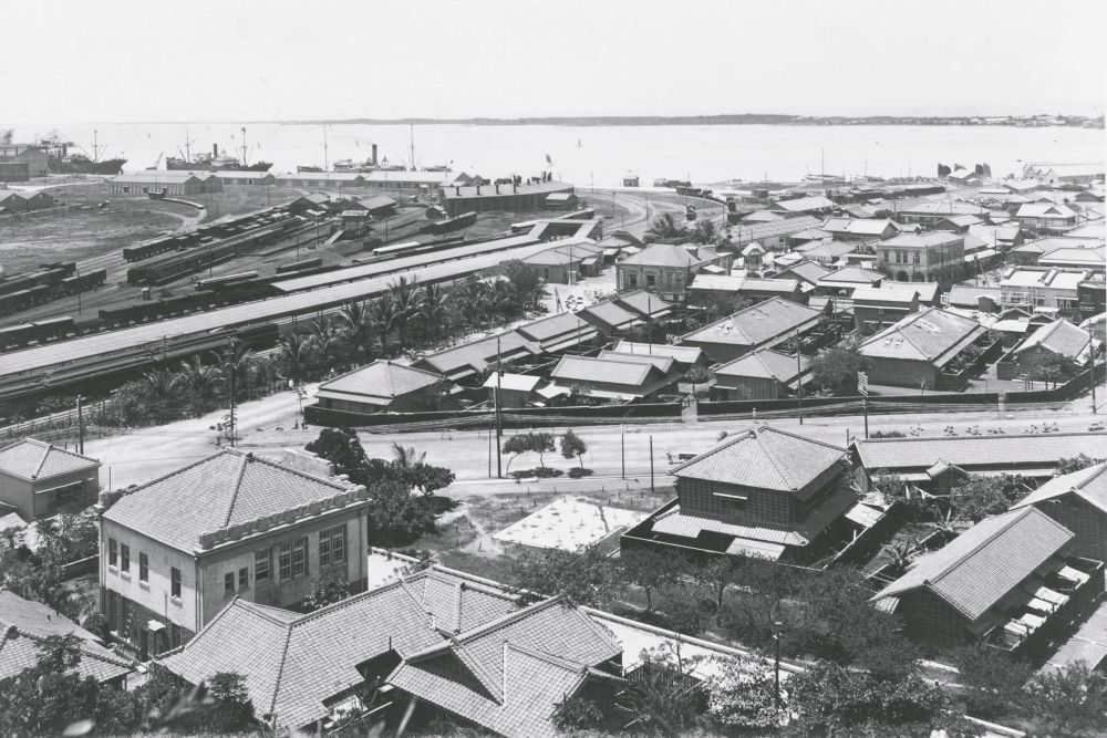 圖為1908年至1945期間，拍攝的高雄車站附近都市景觀。
