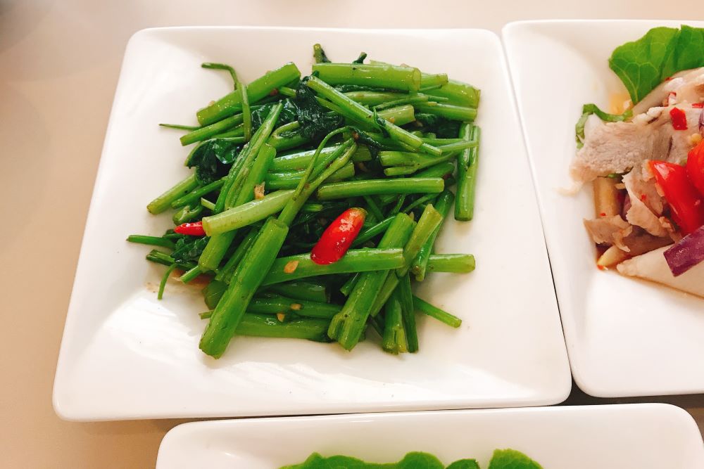 蝦醬空心菜是泰國北部蘭納料理中大家最熟悉的一道菜。