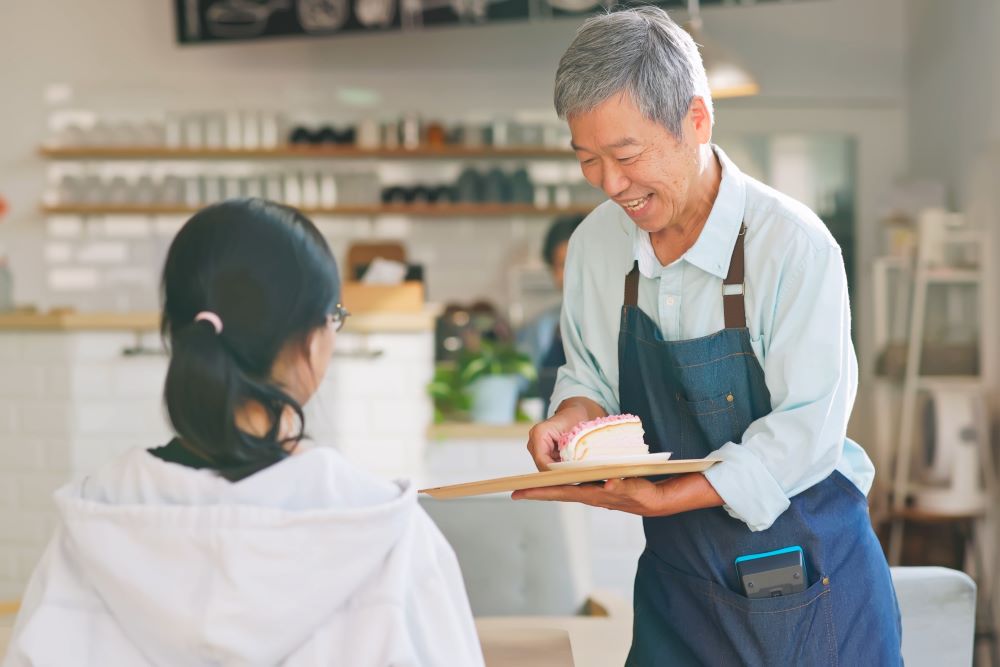 高齡化及少子化背景下，若職場友善性提高，工作時間及地點也能適度予以彈性調整，則中高齡及高齡者的勞動力的確是有極大活化的潛力，從而可以對台灣的經濟發展與成長，繼續盡一份心力。