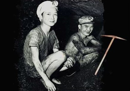 1957年攝於瑞三本礦新斜坑，女礦工林首時年20歲，右邊採煤工為黃秋波。