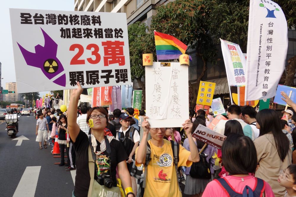 啟動《海島核事》的2013年，20萬人上街，反核運動迎來另一個波瀾壯闊的歷史機遇，於是我們就像在「參與其中」和「歷史回顧」中交互蹲跳。圖為2013年，台灣309反核四大遊行。