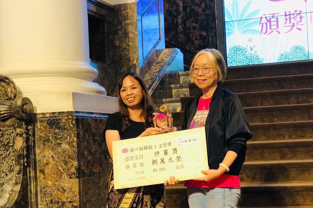 一個來台時完全不會說中文，只上過100小時中文課、一切全都靠自學的印尼女生，如今不只語言聽說流利，甚至還考上台灣乙級就業服務技術士證照，目前正在嘉義縣政府協助移工事務。