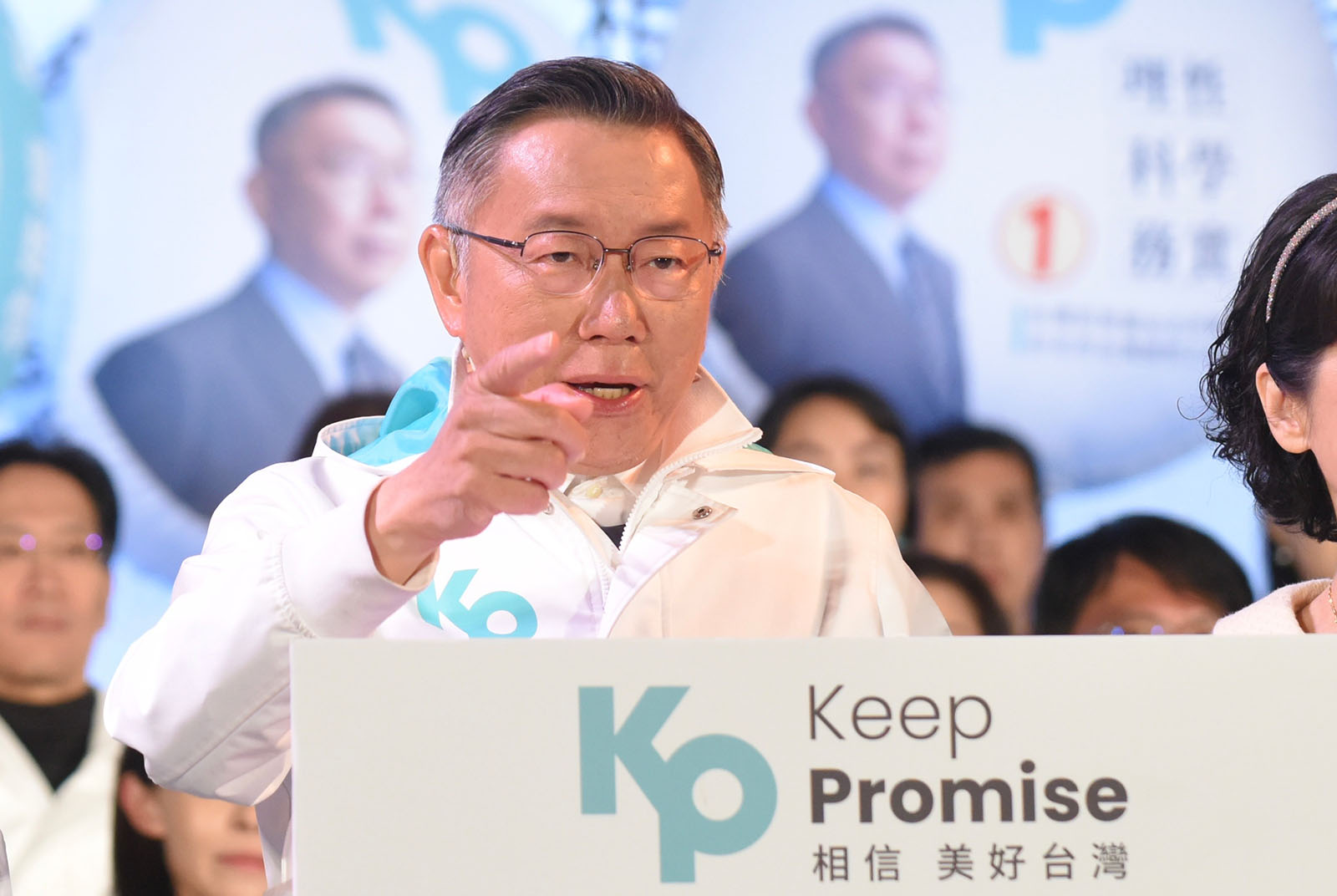 許多學者專家認為柯文哲代表一種反建制的民意，柯文哲經常高舉正義大旗，並且標榜理性、科學、務實，在選戰中打出的口號之一是「把國家還給人民」。