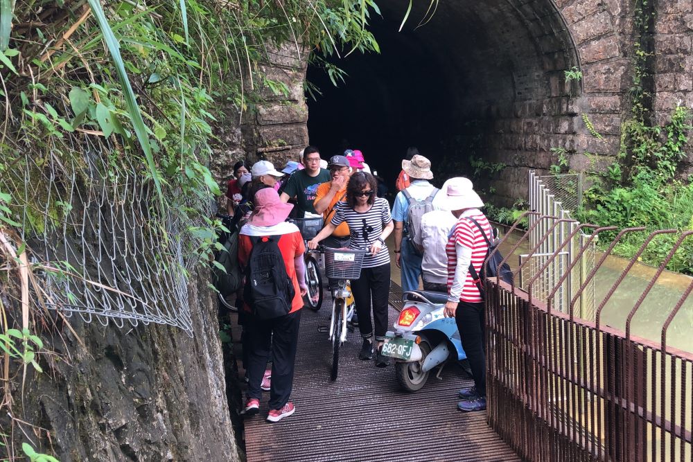 其中最明顯的就是遊客們擠在隧道口拍照取景，為通過鏡面水池的積水必須脫鞋穿鞋，都增加了停留的時間。