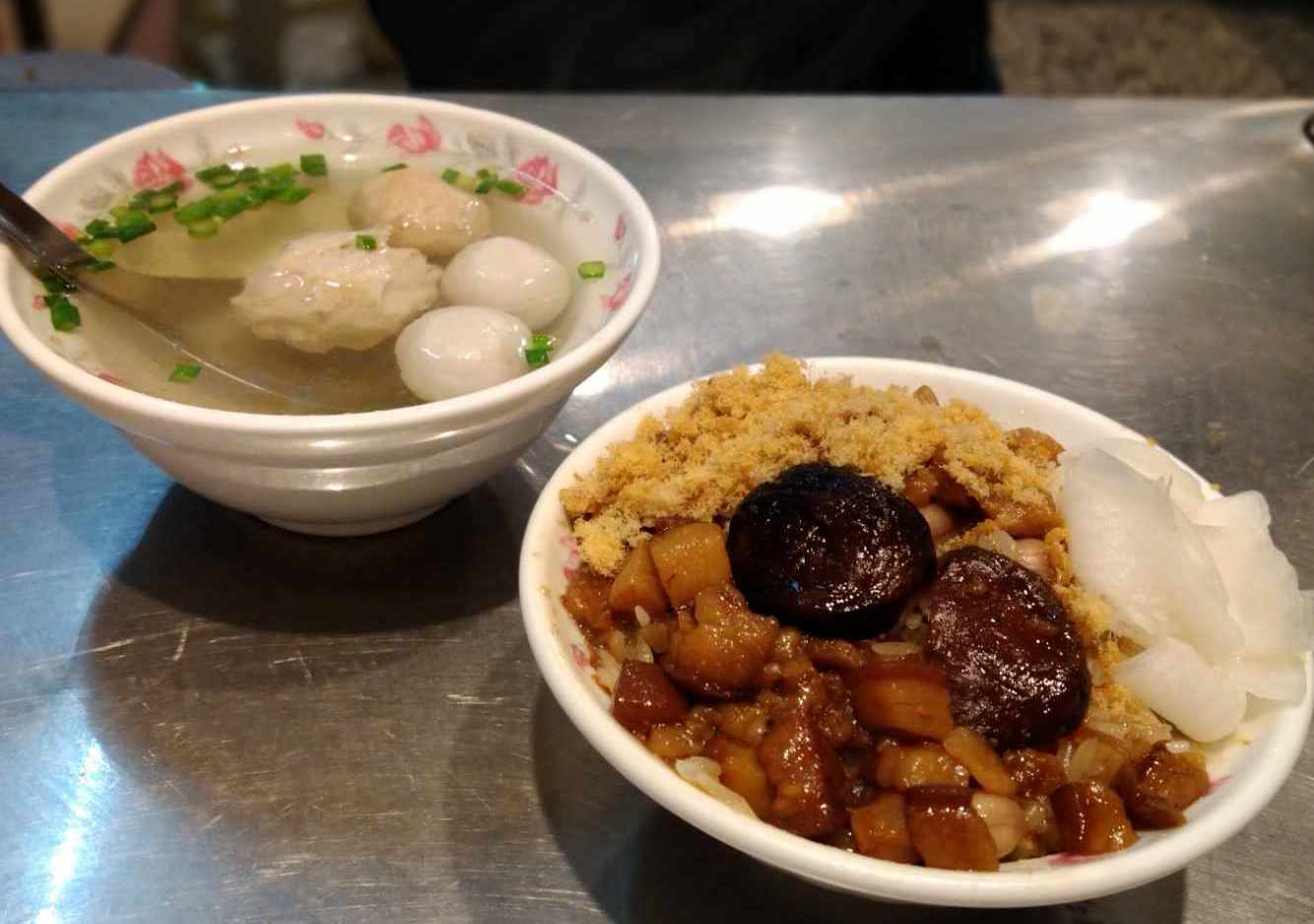 我喜歡一碗米糕加上一碗湯的時間，看見台南舊城那種經歷一早用力營生，過午終於可以休喘一下的魔幻時刻。