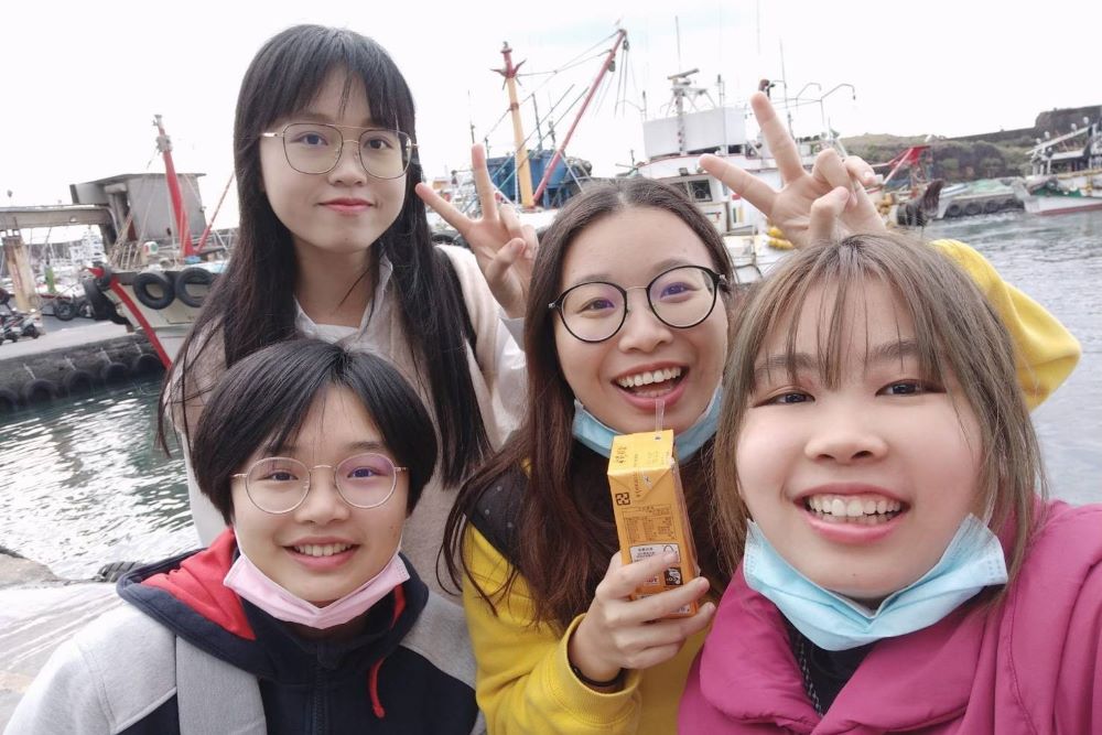 4個女生以「魚」為創業主軸，架設「魚仔青線上魚舖」，圖為在宜蘭大里海岸的合影。